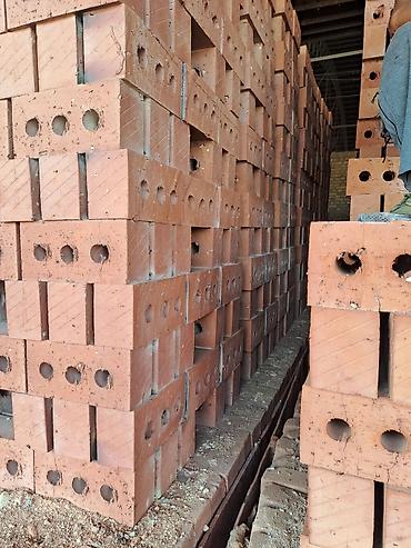 Строительный кирпич: Кирпич керамический пустотелый (перфорация 3 отверстия) - Материал — 8