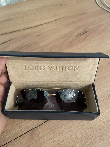 orijinal tester: Gün eynəyi, Louis Vuitton, İşlənmiş