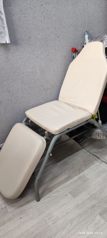 Педикюрные кресла: Кушетка для салона красоты,
регулируемая, механизм весь работает