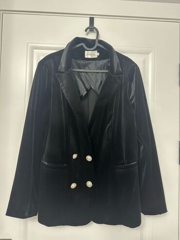 Продаю велюровый женский пиджак54 р,в отличном состоянии