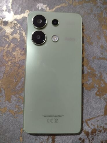 İnformatika: Redmi markalı, yaşıl rəngli smartfon. Cihazın arxa tərəfində iki böyük