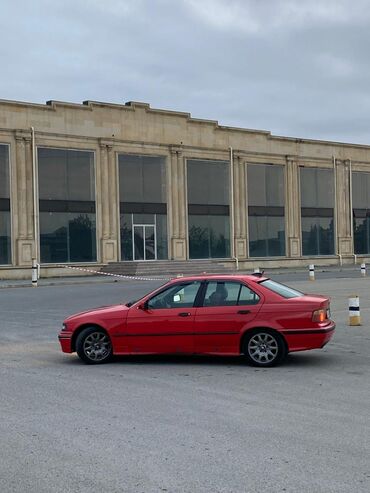 Digər Avtomobillər: Qırmızı rəngli sedan avtomobil Xüsusiyyətlər: - Korpus: 4 qapılı — 3