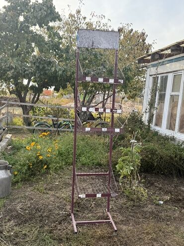 продать контейнер: Металлический торговый стеллаж-стойка с корзинами и табличкой под