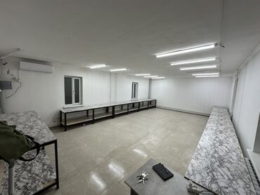 кафе в аренду: Просторное помещение с окнами и кондиционером. Стены белые, пол