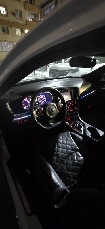 Kia: Kia Optima – ağ rəngli sedan Xarici: - Ağ kuzov, qara panoramik dam - — 3