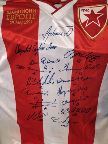 na poklon u Srbija | IZGUBLJENO-NAĐENO, DAJEM BESPLATNO: Šampionski dres FK Crvena Zvezda iz Barija sa potpisima svih igrača +
