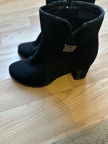 Другая женская обувь: Женская обувь, набор из 2 пар: 1) Черные полусапожки: - Материал — 6