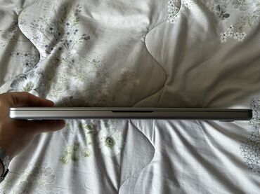 Apple: Apple M3, 8 GB OZU, 14 " — 11