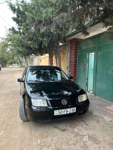 Volkswagen: Volkswagen Jetta (Mk4) sedan – qara rəngdə. Xüsusiyyətlər: - Kuzov: 4 — 3