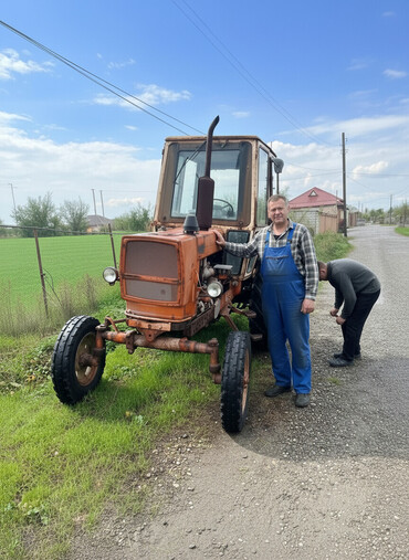 Traktorlar: Traktor – kabinəli, arxa qoşqu çəkmək üçün yedəyi ilə - Marka/model — 2