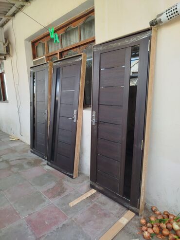 ev qapıları işlənmiş: Tahirə xanım . Ev qalıqları 3 ədəd yaxşı vəziyyətdə çərçivələri ilə