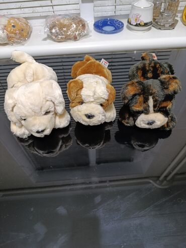 Игрушки: Мягкие игрушки и три фарфоровые статуэтки, и другие игрушки Цена 20 - — 2