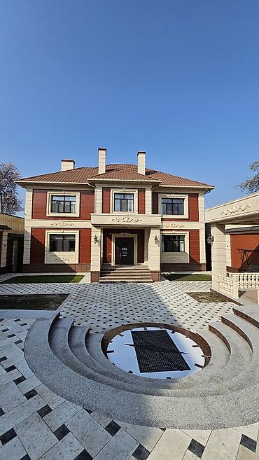 Продажа коттеджей и домов: Классический трехэтажный дом с благоустроенным двором и премиальной — 1