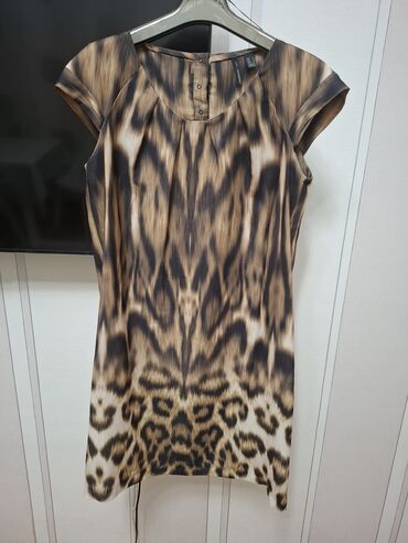 Köynək və bluzalar: Vərəqləyin. Bluzka baha alınıb 2 dəfə geyilib.M-L uyğun 12 — 10