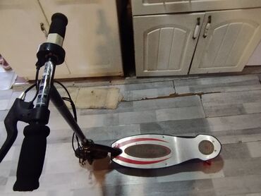электро самокаты: Gümüşü və qara rənglərdə olan bu "Razor" elektrikli skuter gəzmək üçün