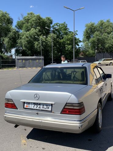 ешка 220: Mercedes-Benz 220: 1993 г., 2 л, Механика, Бензин, Седан