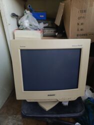 masa ustu konputer: Köhnə Sony komputer və hissələri. sistem bloku, disketler, kalonka