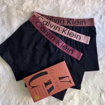 Corab və alt paltarı: Calvin Klein