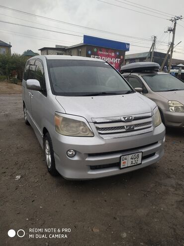 дом в колесах: Toyota Noah (правый руль), серебристый минивэн. Основные особенности