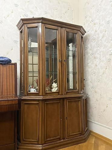 kombi şkafı: Künc vitrini – ağac karkaslı, şüşə vitrinli klassik dizayn - Forma — 1