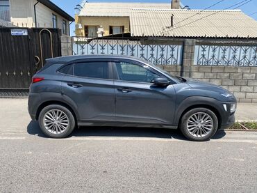 домкраты для авто: Hyundai Kona — компактный кроссовер темно-серого цвета. Автомобиль