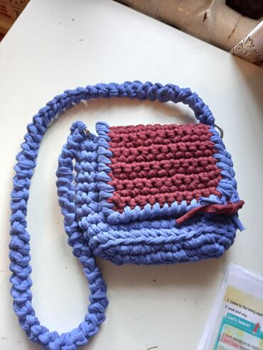 шезлонг для девочки: Продаю детскую вязанную сумочку.подойдет для девочки от 7-8 лет и