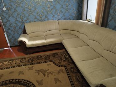 мебел каракол: Бурчтук диван, түсү - Саргыч боз, Колдонулган