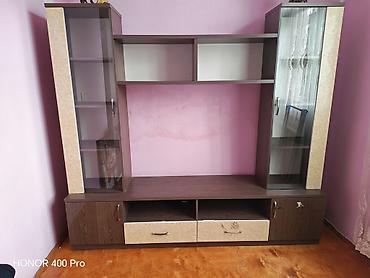 embawood tv stend: TV stendi və vitrinli divar modulu - Material: laminat/MDF — 2