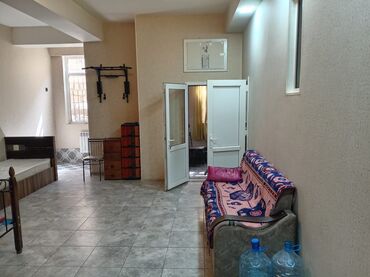 Гаражи: Kirayə verilən studiya tipli geniş otaq - Plan: Açıq planlı, işıqlı