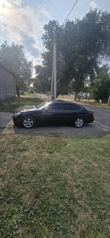 блок управления мерс 3 2: Элегантный черный седан Lexus GS 300, припаркованный на грунтовой