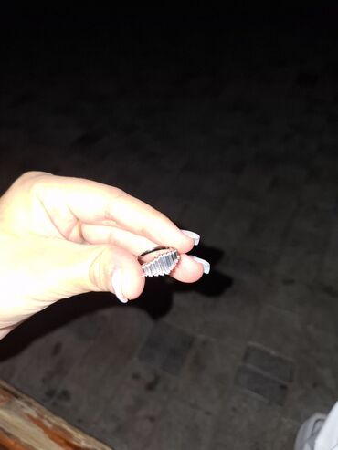 Toy paltarları və aksesuarları: Gümüş rəngli qadın üzüyü - Material: metal əsaslı, gümüş tonlarda -