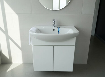 пьедесталом раковина с: Белая керамическая раковина с пьедесталом, предназначенная для