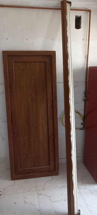 Giriş qapıları: Plastik qapı 70×190perde karnizi 2.85 metrdöşemeden çıxma taxtalar