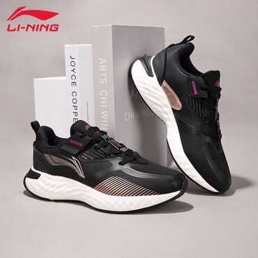 новые зимние сапоги: Черные кроссовки унисекс Li-Ning с белой подошвой и бежевыми