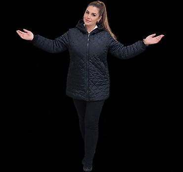 dugena: Ženska prošivena jakna sa kapuljačom u crnoj boji. Model je srednje — 1