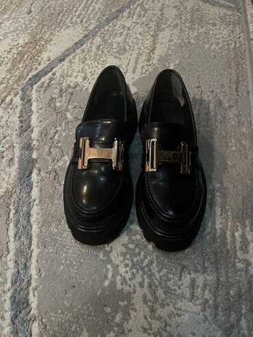 женские мокасины на шнурках: Qara dəri loafer ayaqqabı - Material: parlaq qara dəri üstlük -