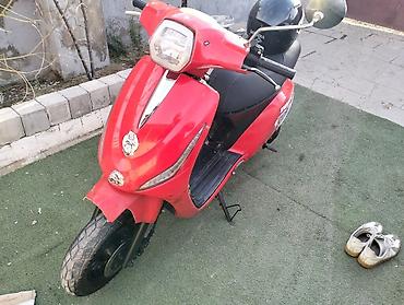 dort tekerlekli motor: Qırmızı rəngli şəhər skuterı - Gövdə: kompakt və yığcam korpus — 2