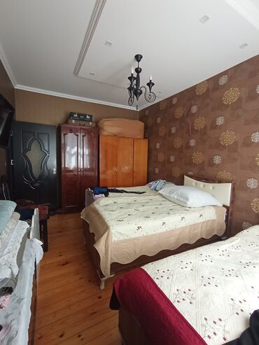 Həyət evləri və villaların satışı: Satılır: həyət evi 3 sotun içində 8 daş kürsülü 3 otaqlı təmirli sənət — 10