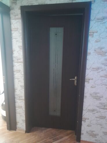 Пластиковые двери: 4 eded bu qapidan var 1i 50m .Tünd rəngdə, şüşə elementli daxili qapı