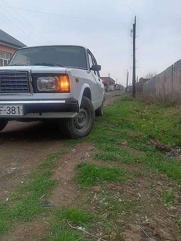 maşın vaz: VAZ 2107, ağ rəng, 4 qapılı sedan. Xüsusiyyətlər: - Mexaniki sürətlər — 1