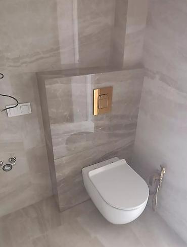 Ванны: (кафельщик) Ванная комната с современной отделкой включает в себя — 9