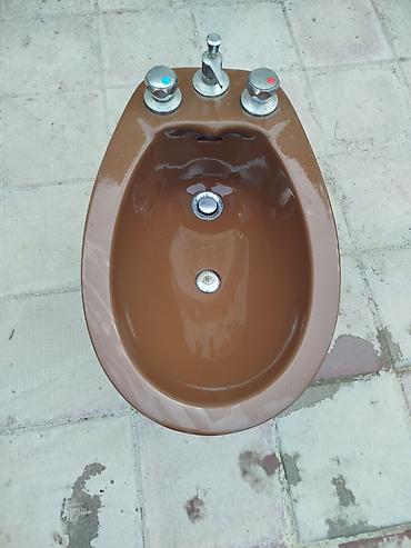 40 acar: Bidet – döşəməyə quraşdırılan, keramik, qəhvəyi rəng. - Üst hissədə 3 — 3
