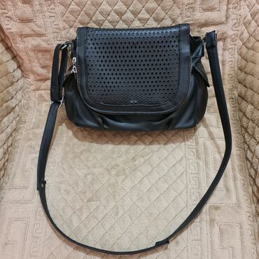 Kompleti: Dva ženska komada odeće – majica i pantalone. Majica: - Kratki rukavi — 7