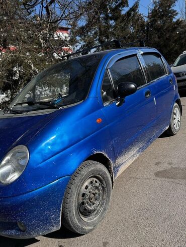 daewoo matiz: Daewoo Matiz синего цвета. Автомобиль оснащен рейлингами на крыше для