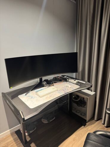 кулер для компьютера: Монитор, Samsung, Б/у, QLED, более 47"