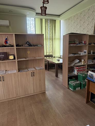 Аренда коммерческой недвижимости: Сдается помещение в многоэтажном жилом доме. Первый этаж с отдельными — 4