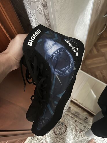 женские черные кроссовки: Оригинал 
Борцовка от bigser_sport. 
Размер 40 
Цена 4500
Тел