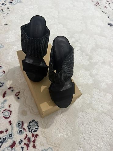 stud 5000: Элегантные женские мюли Gianvito Rossi Milano в черном цвете — 2