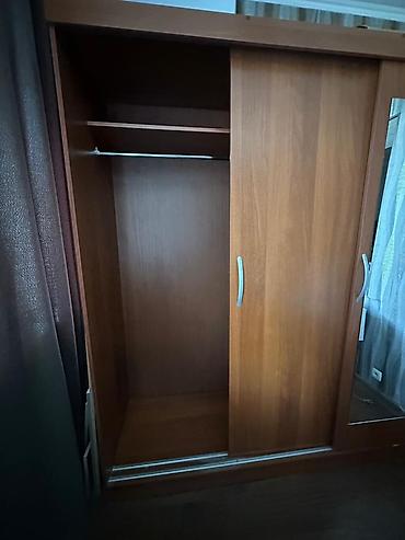 Шкаф-купе из ЛДСП в тёплом оттенке «орех» - Три раздвижные двери на