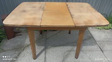 столы раздвижные: Продаю раздвижной стол из дерева высота 77см,ширина 94см,в раздвинутом